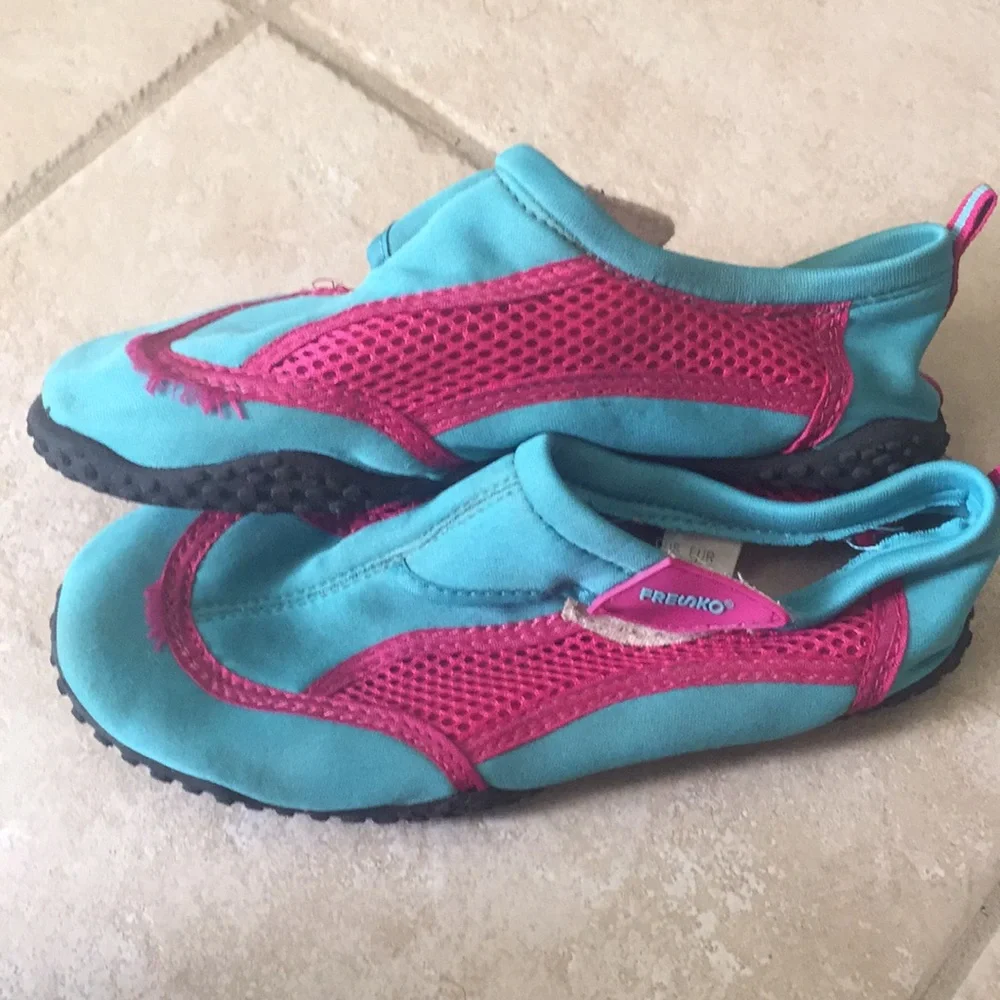 Fresko Water Shoes Size 4 Teal & Pink